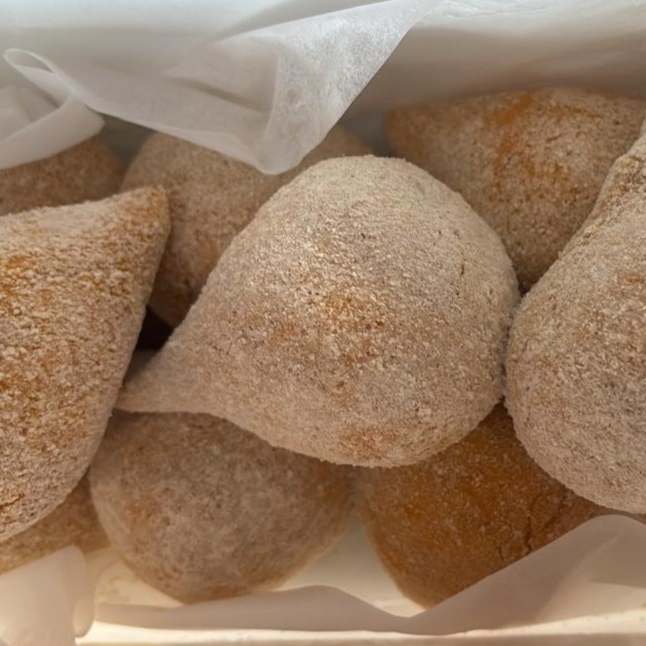 Coxinha grande, recheada com frango bem temperado e envolvida por uma massa macia e saborosa. 🤤🍗 Vai crua e congelada, prontinha para você fritar em casa e deixar douradinha, crocante por fora e irresistivelmente cremosa por dentro. Perfeita para aquele momento em que bate a vontade de uma coxinha feita na hora! ❤️