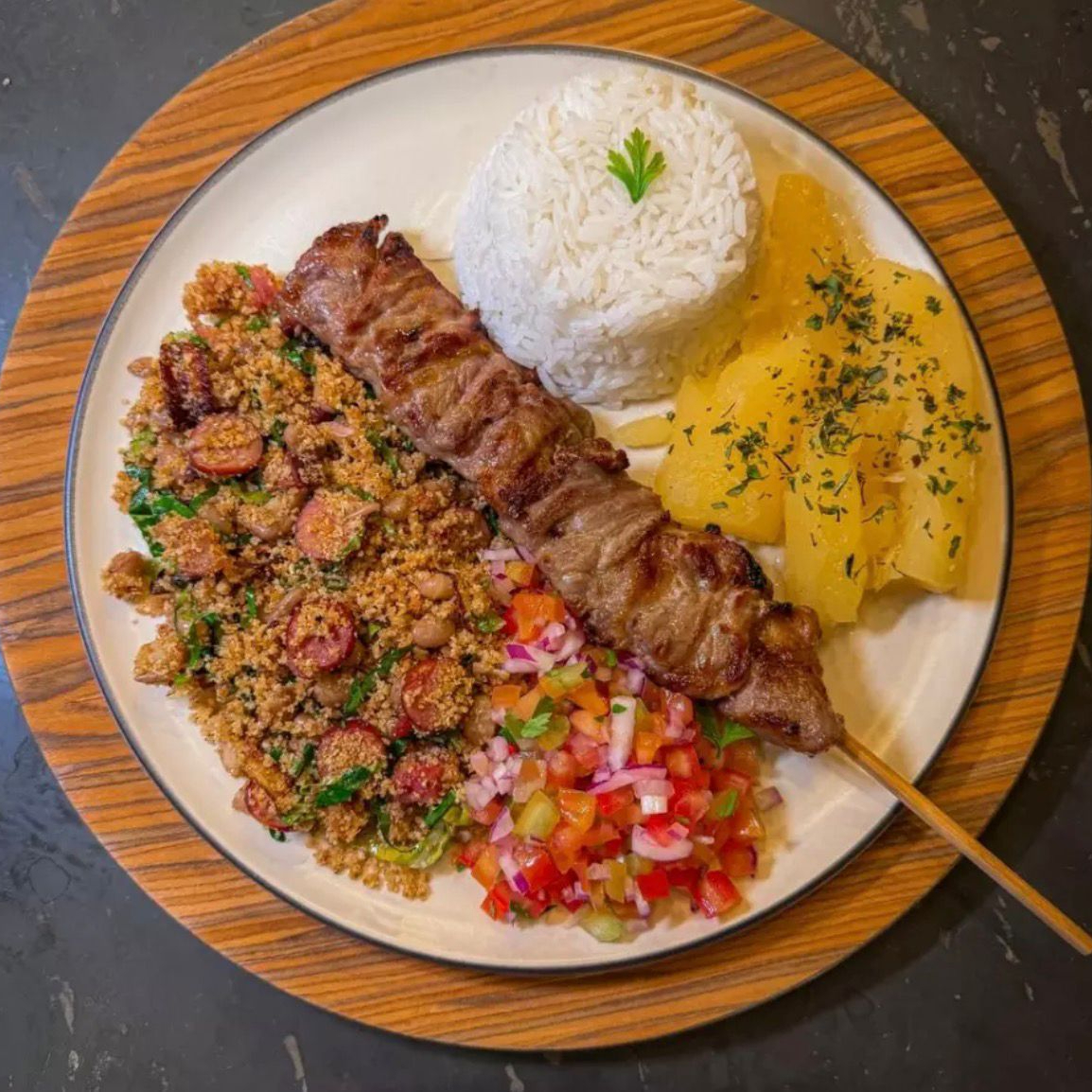 Arroz , Feijao tropeiro , vinagrete e mandioca + espeto!