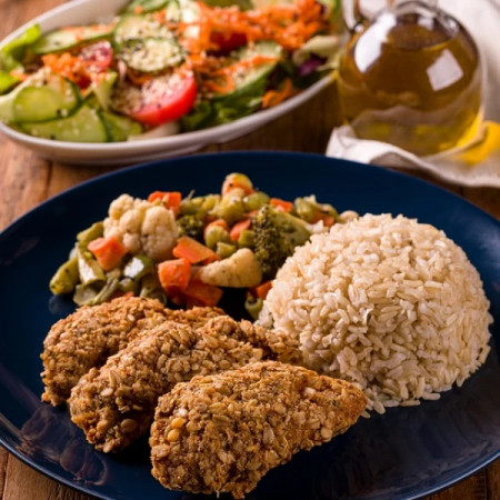 Frango crocante empanado na aveia, acompanhado de arroz integral, legumes e salada do dia. Uma refeição leve e cheia de sabor para o seu dia. (*) Não fazemos alterações!