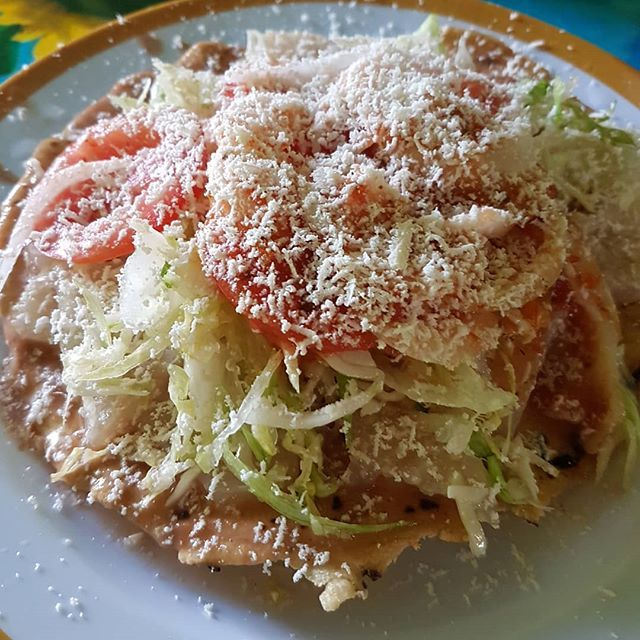 Tostada de Carne Deshebrada y Cuerito (c/u)