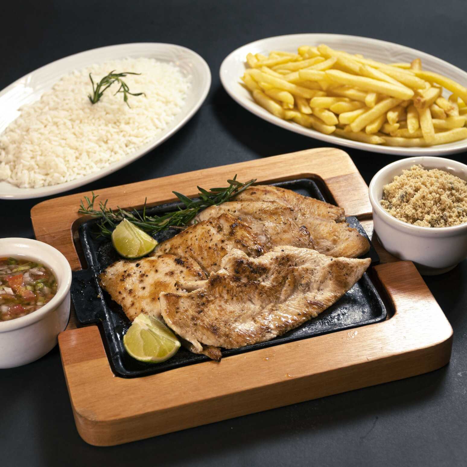 Filé de frango completo - acompanha arroz, feijão (macassa, mulatinho ou preto), fritas, farinha e verdura.