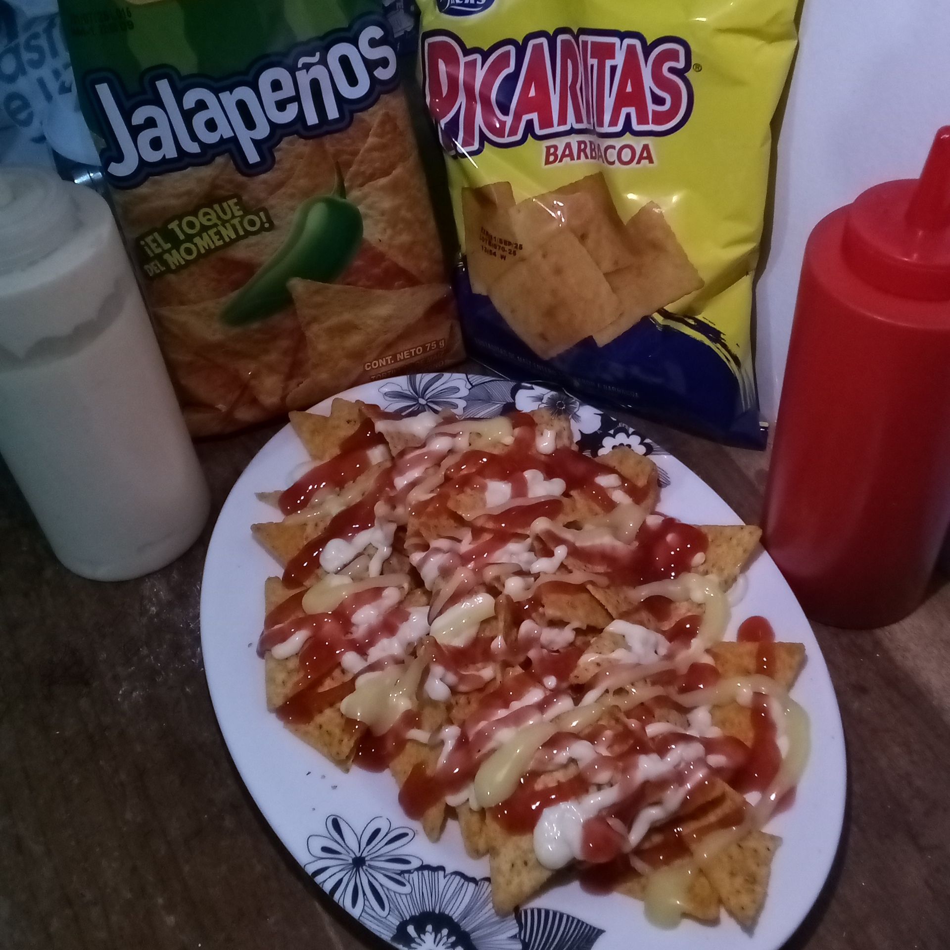 Picarita o jalapeñas con salsas