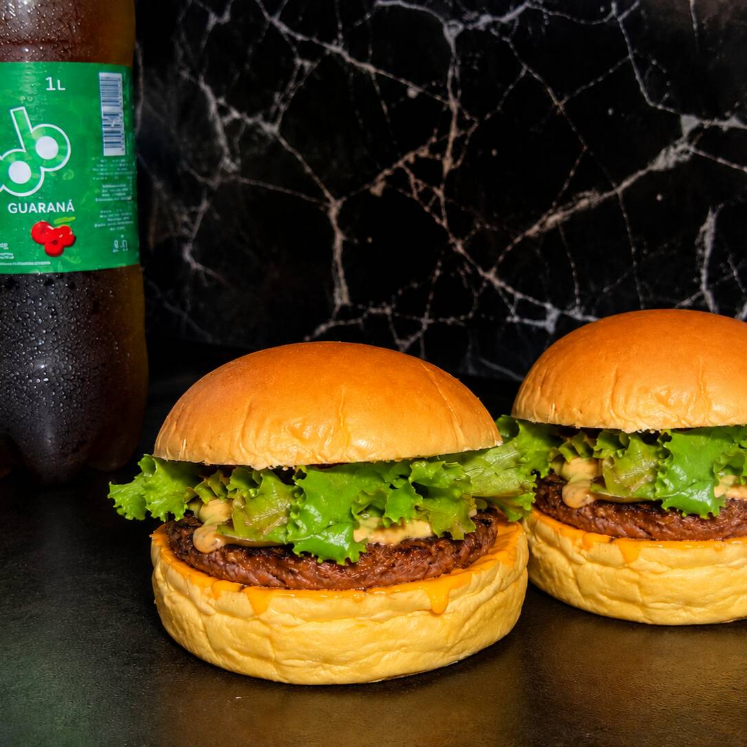 2 Hamburgueres , com carne convencional , alface , maionese temperada , barbecue e um refrigerante Goob de 1 litro