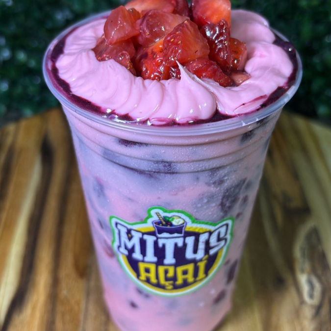 Açaí trufado com creme de morango, pedaços de morango, calda de morango e leite em pó. O paraíso dos apaixonados por morango!