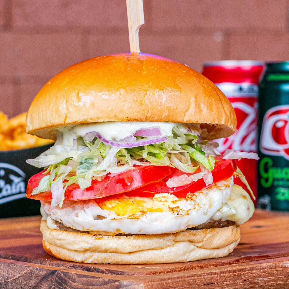 Pão, carne de 150gr, ovo, mussarela, bacon, alface, tomate, cebola e maionese da casa.