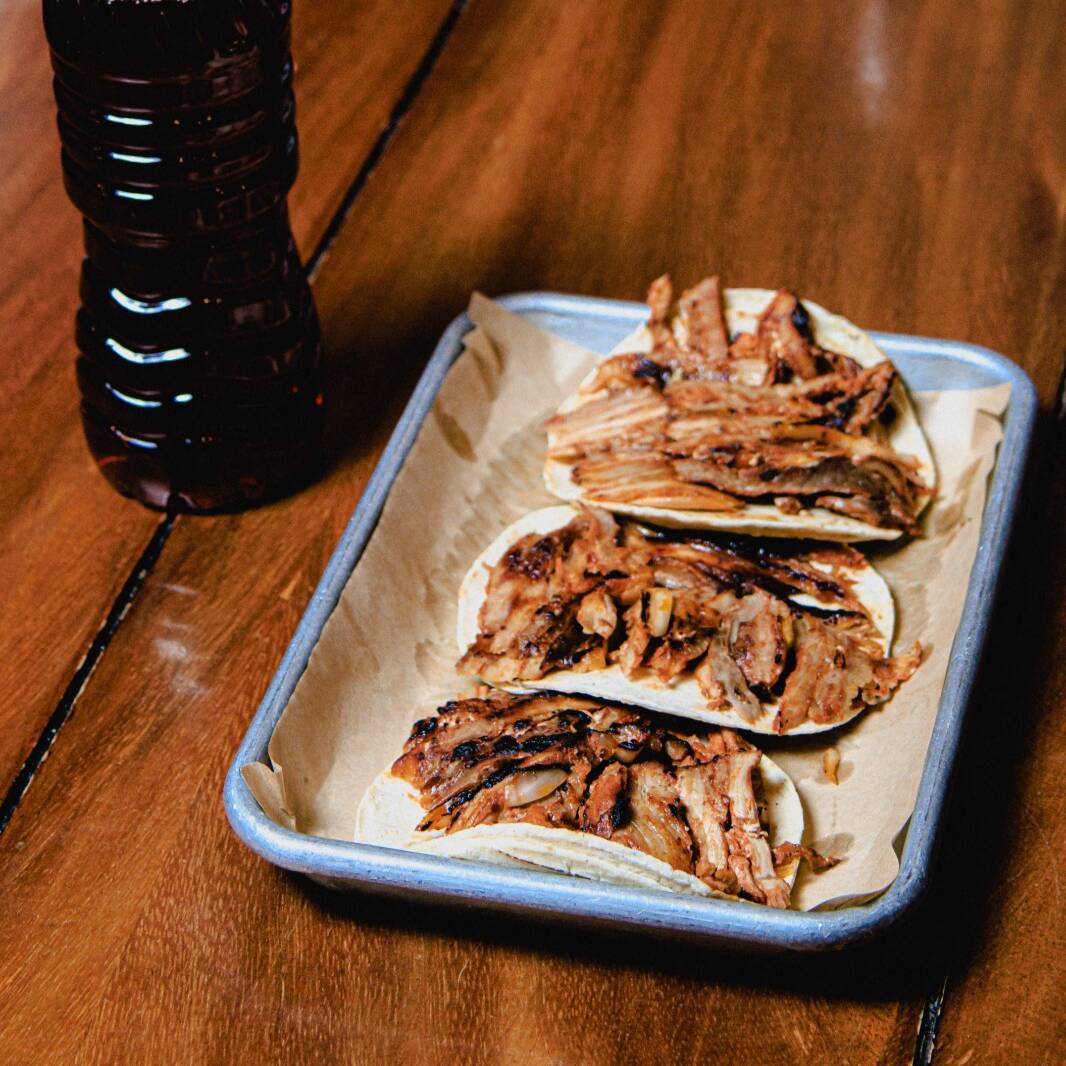 3 TACOS AL PASTOR + 1 JAMAICA 500ML