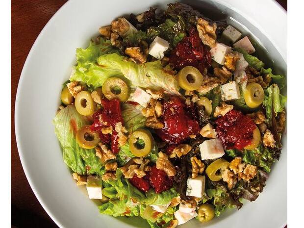 Alface crespa, alface roxa, gorgonzola, azeitonas verdes temperadas, nozes e morangos frescos caramelizados.