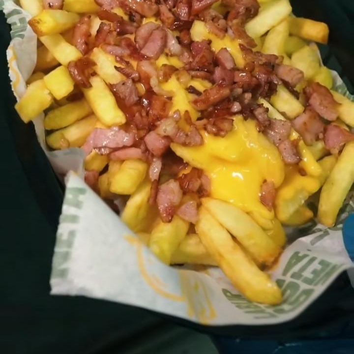 Papas a la francesa con tocino y queso