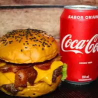 Pão,brioche 100g de hambúrguer artesanal bem saborosa,100g queijo coalho, molho especial salada ( alface ,tomate e cebola) combinação perfeita