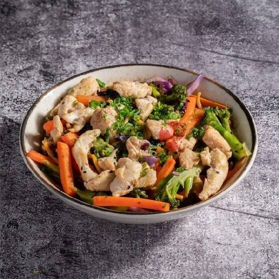 Saboreie 500g De Yakisoba Com Pedaços Suculentos De Frango, Legumes Frescos E Um Molho Especial Que Une Tudo Em Perfeita Harmonia.