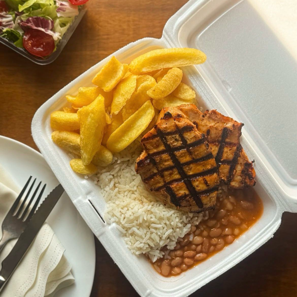Arroz, feijão, fritas e file de frango.