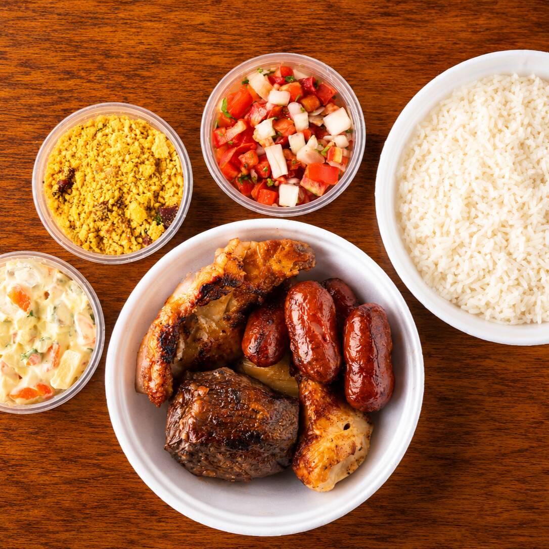 Esse espeto assado na brasa parece uma verdadeira delícia! Com a suculência da maminha e do pernil, além das linguiças bem temperadas, a combinação promete um sabor incrível. A coxa e sobrecoxa adicionam uma textura ainda mais rica, enquanto a cebola grelhada traz um toque adocicado e caramelizado. Acompanhado de arroz branco, maionese cremosa, farofa crocante e um vinagrete refrescante, torna-se uma refeição completa que agrada a todos os paladares. É uma ótima opção para um churrasco em família ou um encontro com amigos. Um prato que certamente combina bem com bons momentos!