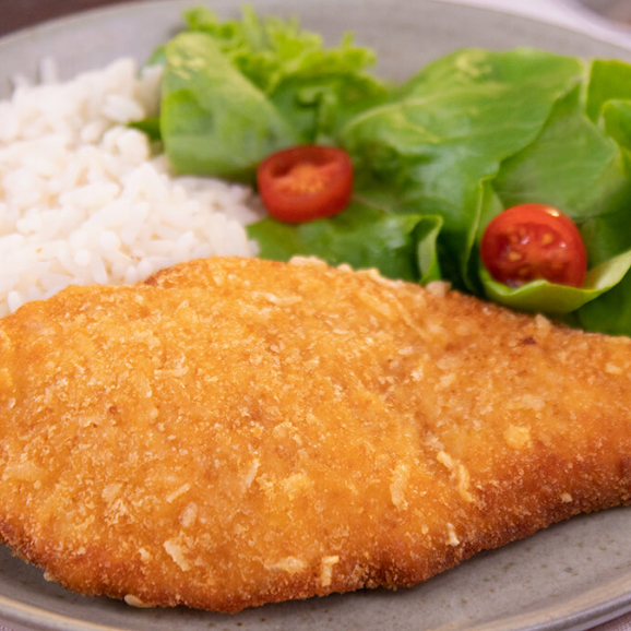 Um delicioso e crocante frango empanado com um refrigerante lata de sua escolha! Que combinação massa pede o seu!