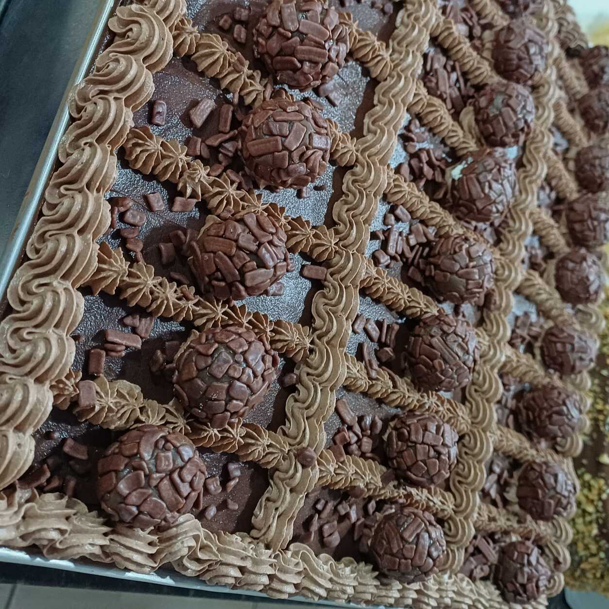 Uma fatia maravilhosa de um bolo chocolatudo finalizado com a caldinha de chocolate
