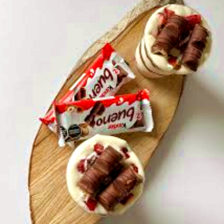 Fresas con Crema con Kinder Bueno