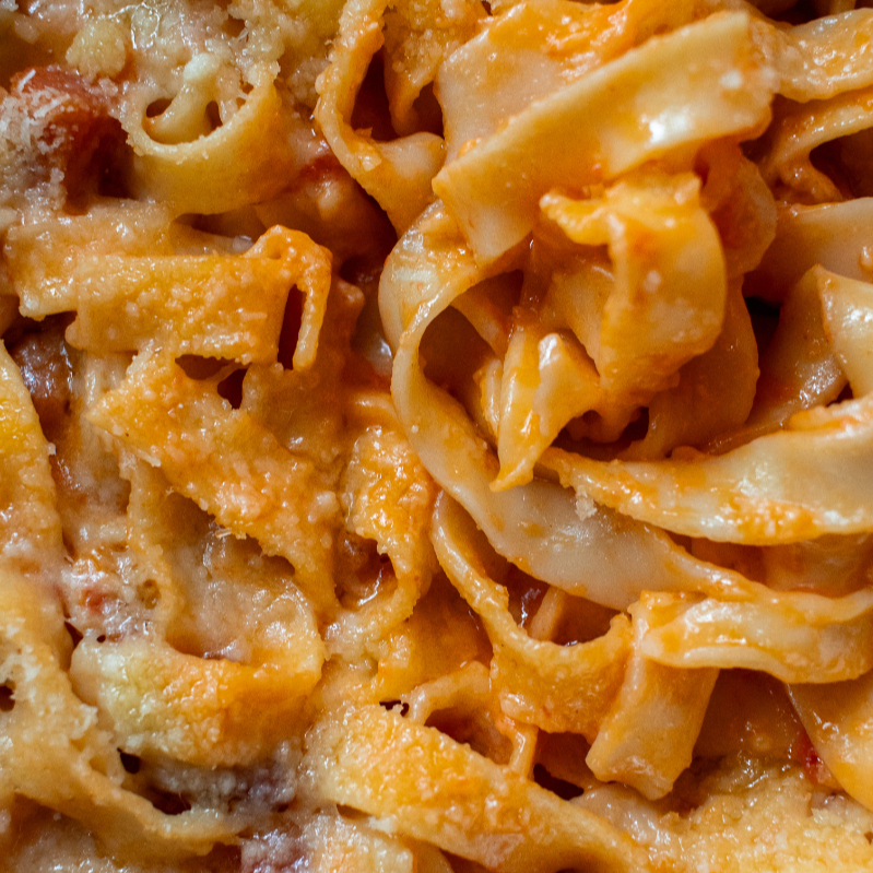 Macarrão talharim artesanal com molho caçadora (molho a base de tomate pelado, cebola caramelizada, peito de frango desfiado e creme de leite fresco) Aprox. 400g + coca-cola 200ml