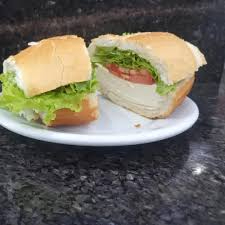 Queijo branco frio, alface e tomate no pão francês.