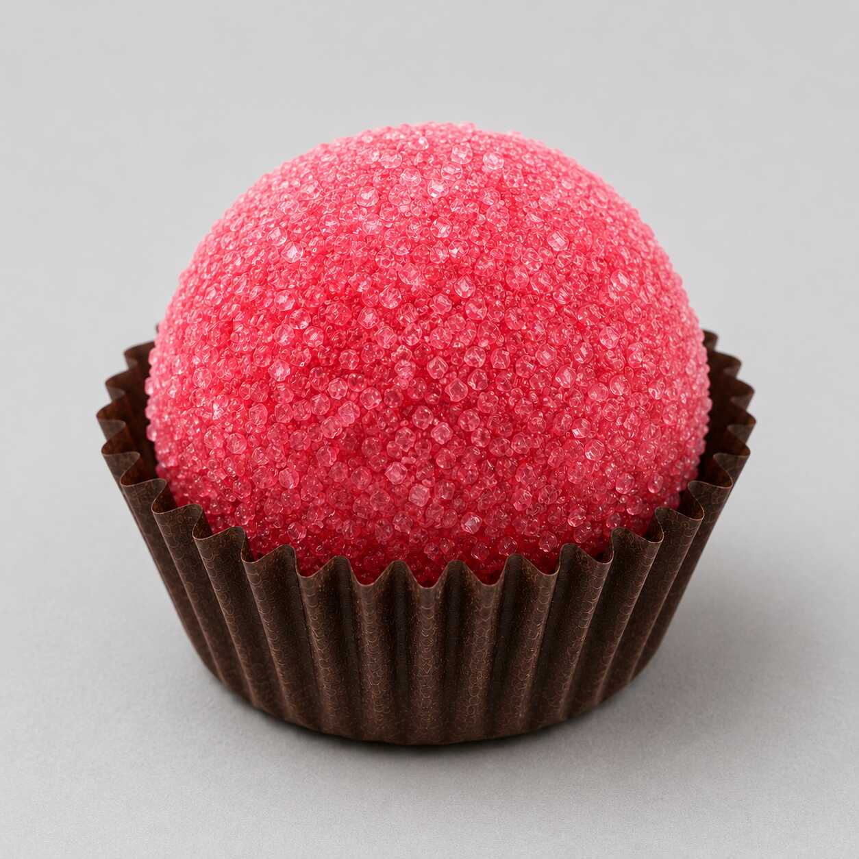 Brigadeiro de morango envolvido em açúcar cristal rosa. Super cremoso, macio e com o clássico sabor que derrete na boca.