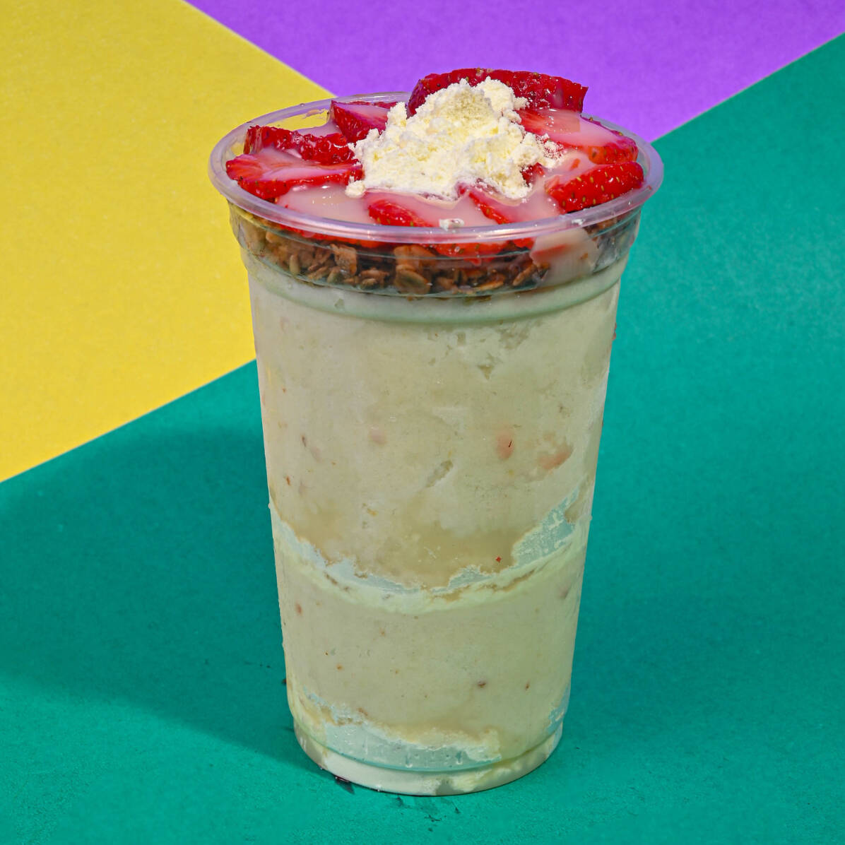 leite em po, leite condesado, granola, uma fruta.