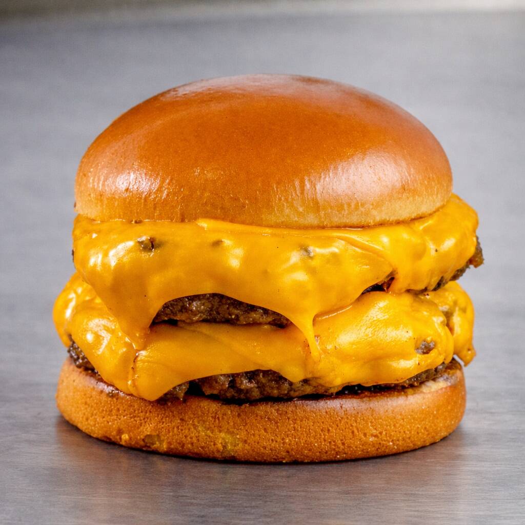 Duas carnes 130g , pão chapeado na manteiga de garrafa , queijo cheddar cremoso e maionese caseira, alface e tomate