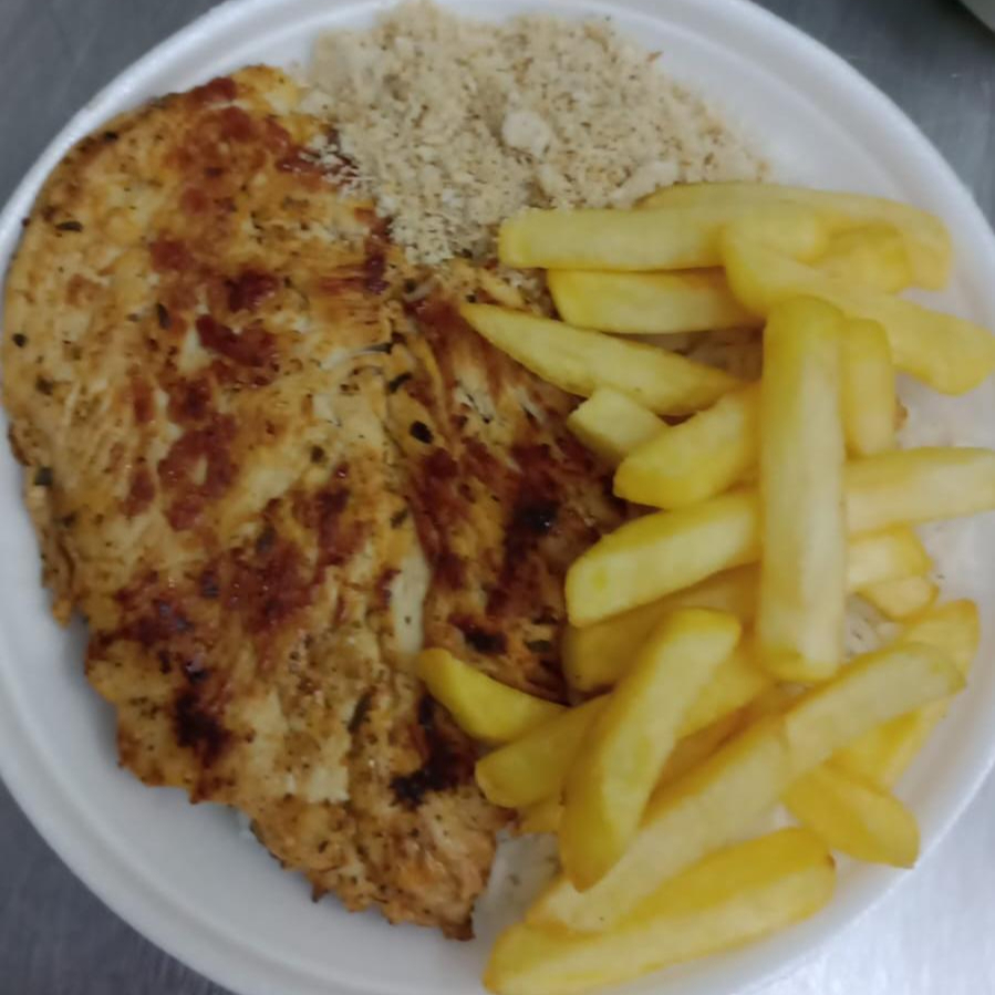 ARROZ, FEIJÃO, FRANGO GRELHADO, FRITAS E FAROFA