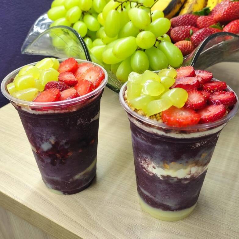 O combo Berg Casal 1 acompanha 2 copos 300ml de Açai tradicional muito saboroso e cremoso! Com direito a 2 acompanhamentos e 2 camadas recheadas dos acompanhamentos escolhidos em cada copo, ideal para você e sua sua(o) parceira(o)!
