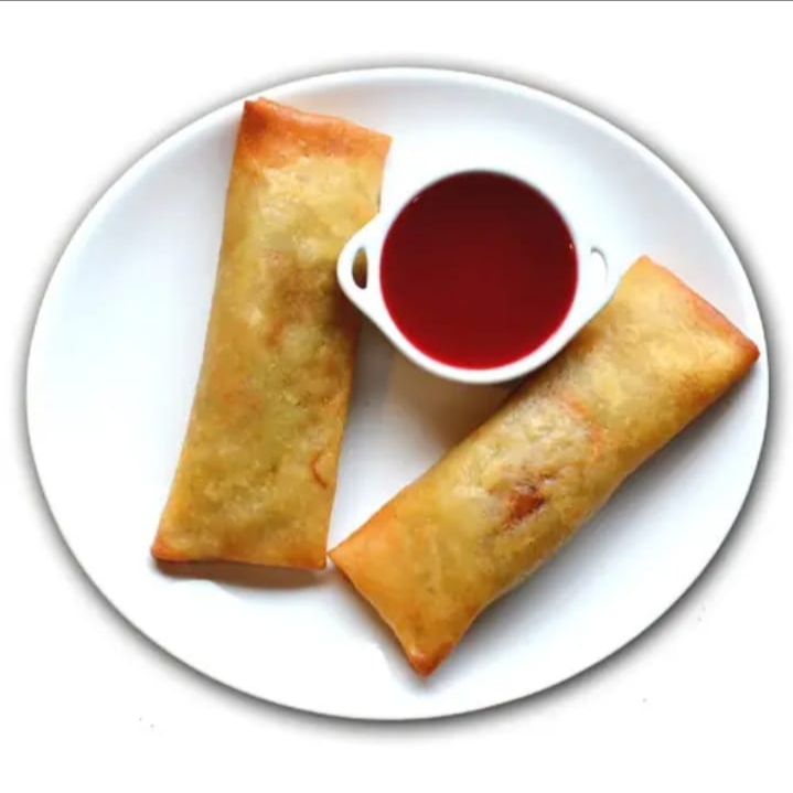 massa folhada com recheio de frango e requeijão.