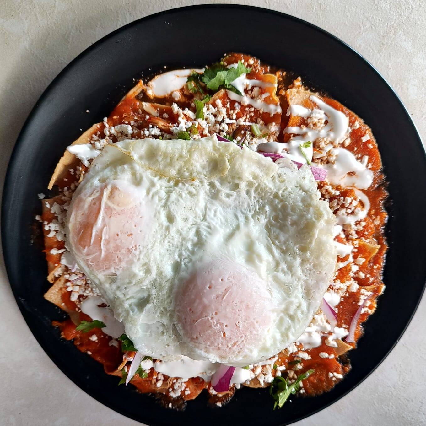 Chilaquiles con Pollo y Huevo