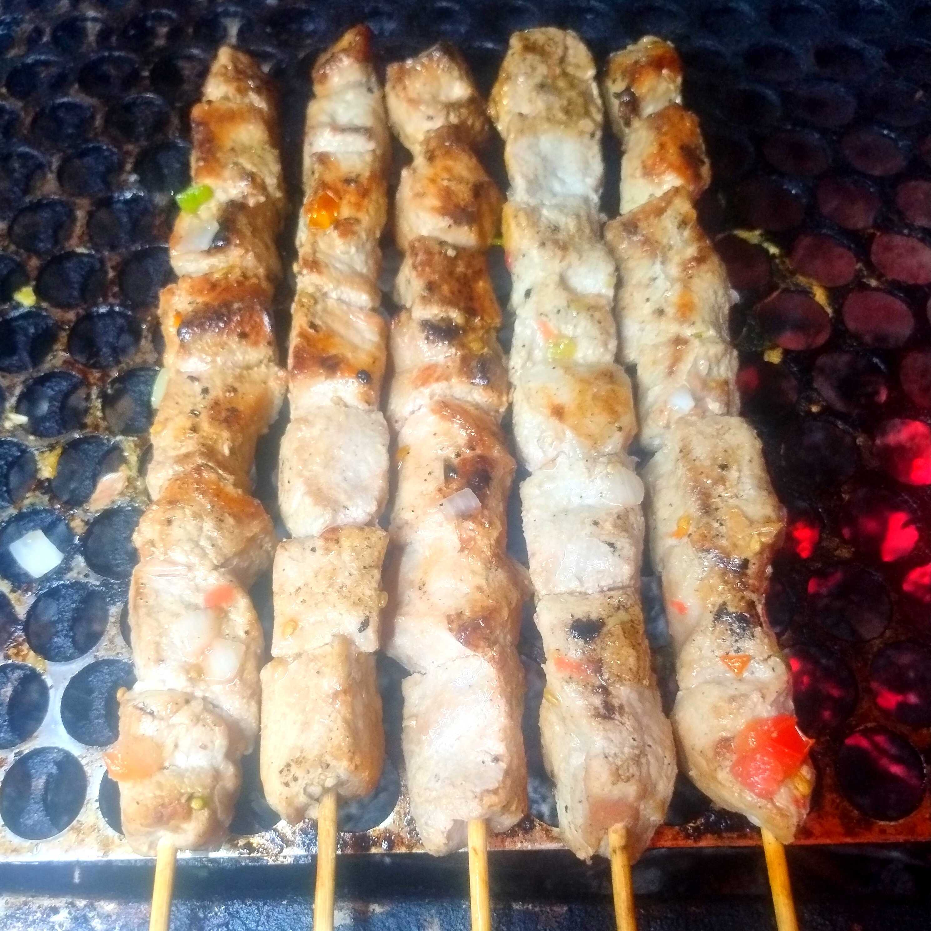 Deliciosos pedaços de frango marinados e grelhados no espeto, temperados com ervas e especiarias.