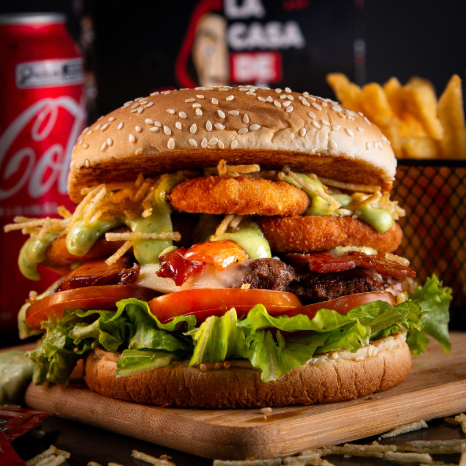 Pão Gourmet, smash burguer 100g, queijo mussarela, anéis de cebola empanado, bacon a moda da casa, tomate, alface, cebola na chapa e molho especial.