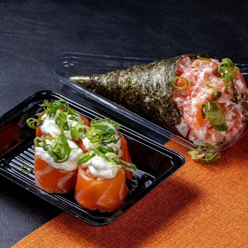 1 temaki salmão completo e 6 dyo cheese com cebolinha.