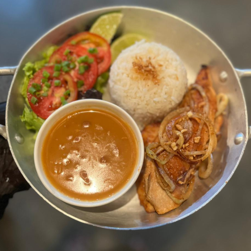 Arroz, feijão de caldo, legumes, salada e macarrão.