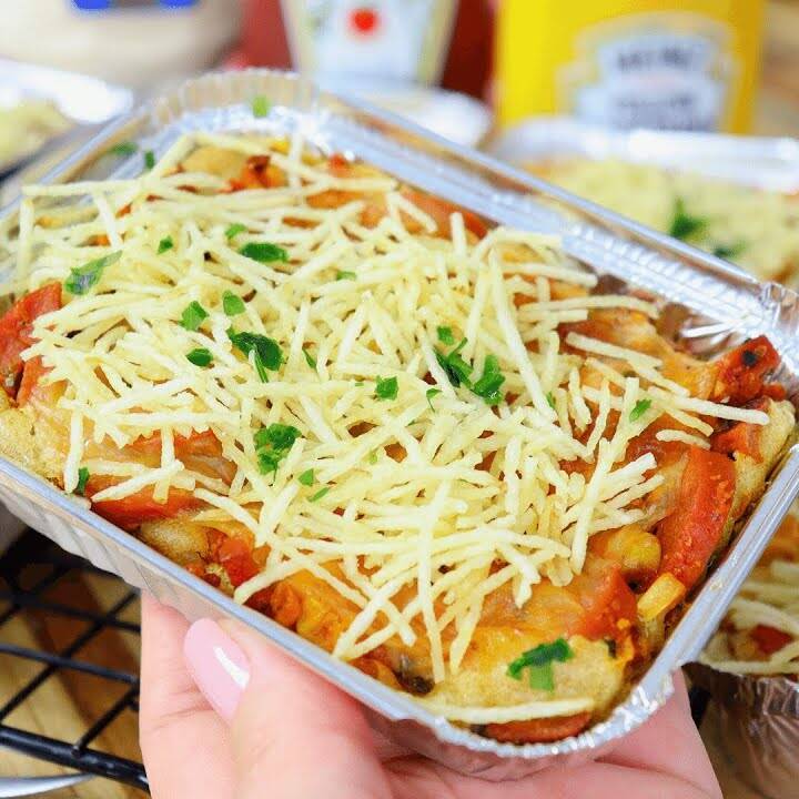 Pão de Forma + Salsicha + Molho Vermelho + Molho da Casa + Batata Palha e Parmesão.