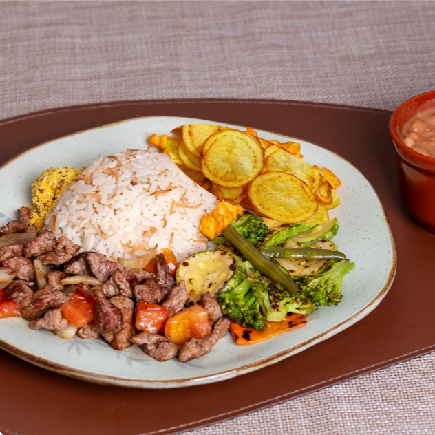 - Arroz árabe (arroz com cabelinho de anjo) - Feijão com temperos árabes - Farofa fina de milho, soja, temperos e erva finas - Iscas de maminha com tomate e cebola preparada na chapa - Mix de legumes salteados (abobrinha, cenoura, brócolis), e batata rústica com páprica e zaatar.