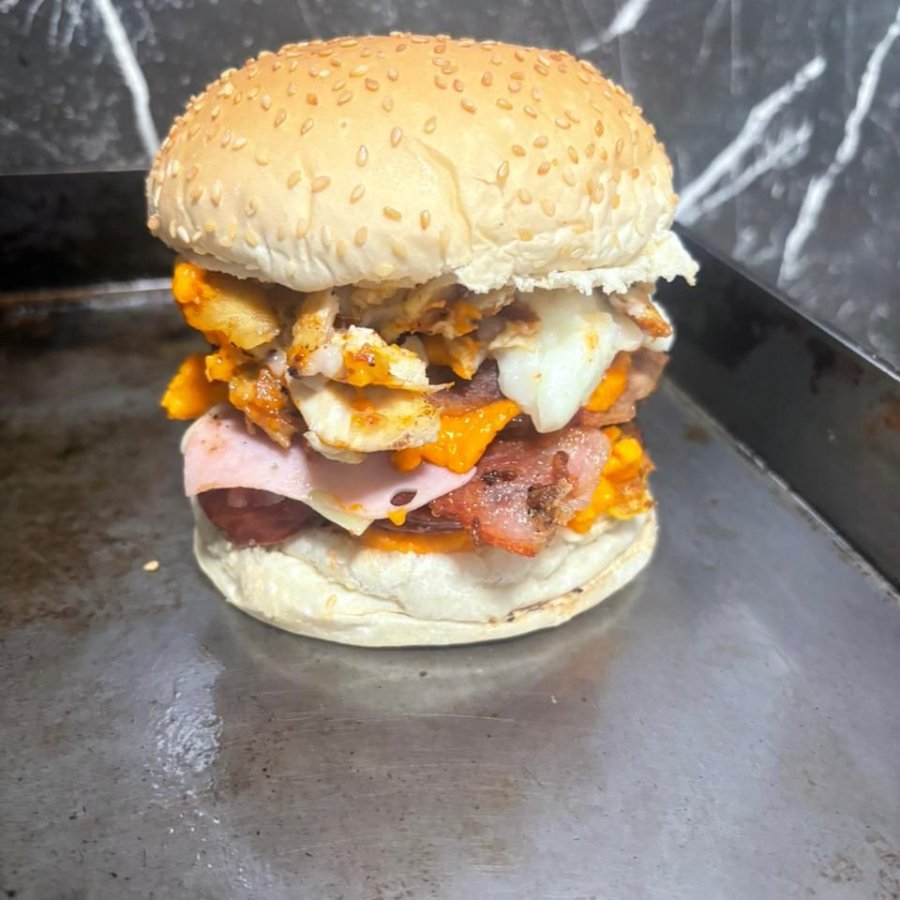 pão 2 hamburguer, frango ,bacom e cheddar ,catupiry ,maionese e babycue