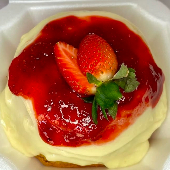 Delicioso bolo fofinho e molhadinho com uma cobertura de Ninho . Finalizado com geleia de morango e morango fresquinho. Mini Vulcão para 1 ou 2 pessoas .