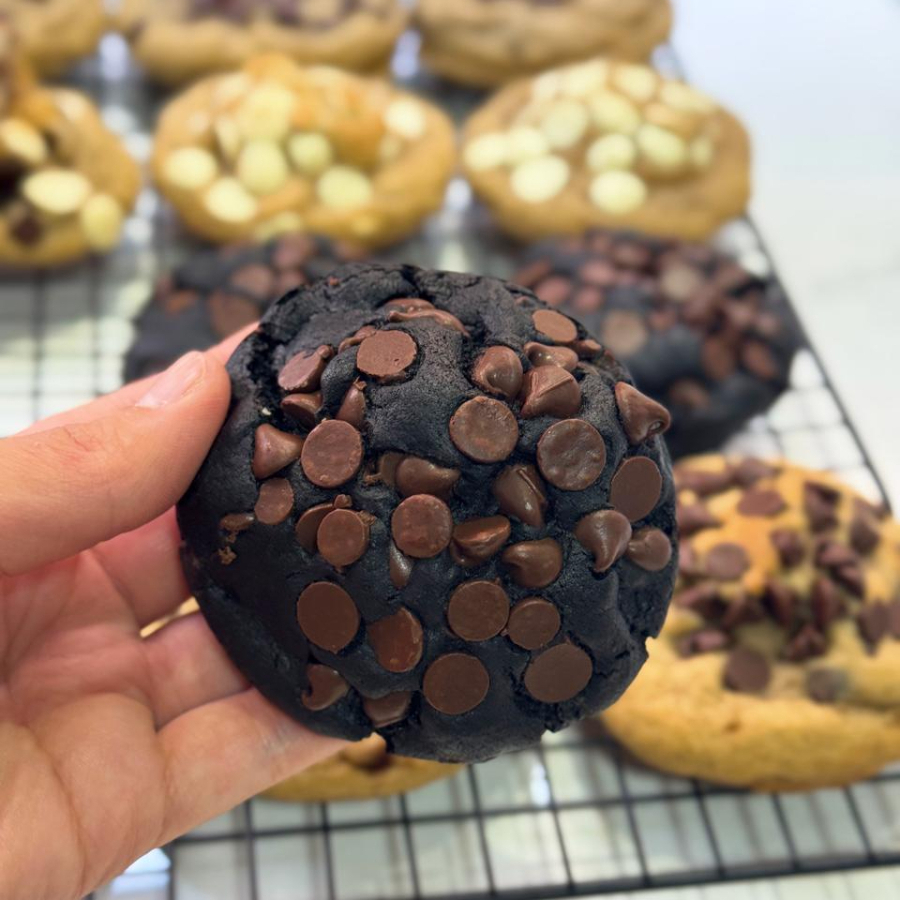 Cookie Black recheado com Nutella, uma massa deliciosa e intensa feita com cacau 100% e gotas de chocolate nobre. A combinação perfeita entre o amargo do cacau e o doce da Nutella!