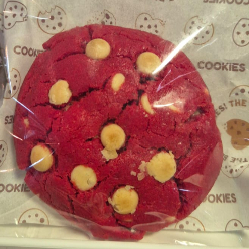 COOKIES REDEVELVET COM GOTAS DE CHOCOLATE BRANCO