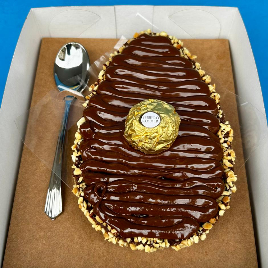 Composto por um creme de avelã crocante e biscoito wafer, finalizado com muita nutella pura, bombom Ferrero rocher e bordas crocantes. Peso final 490g