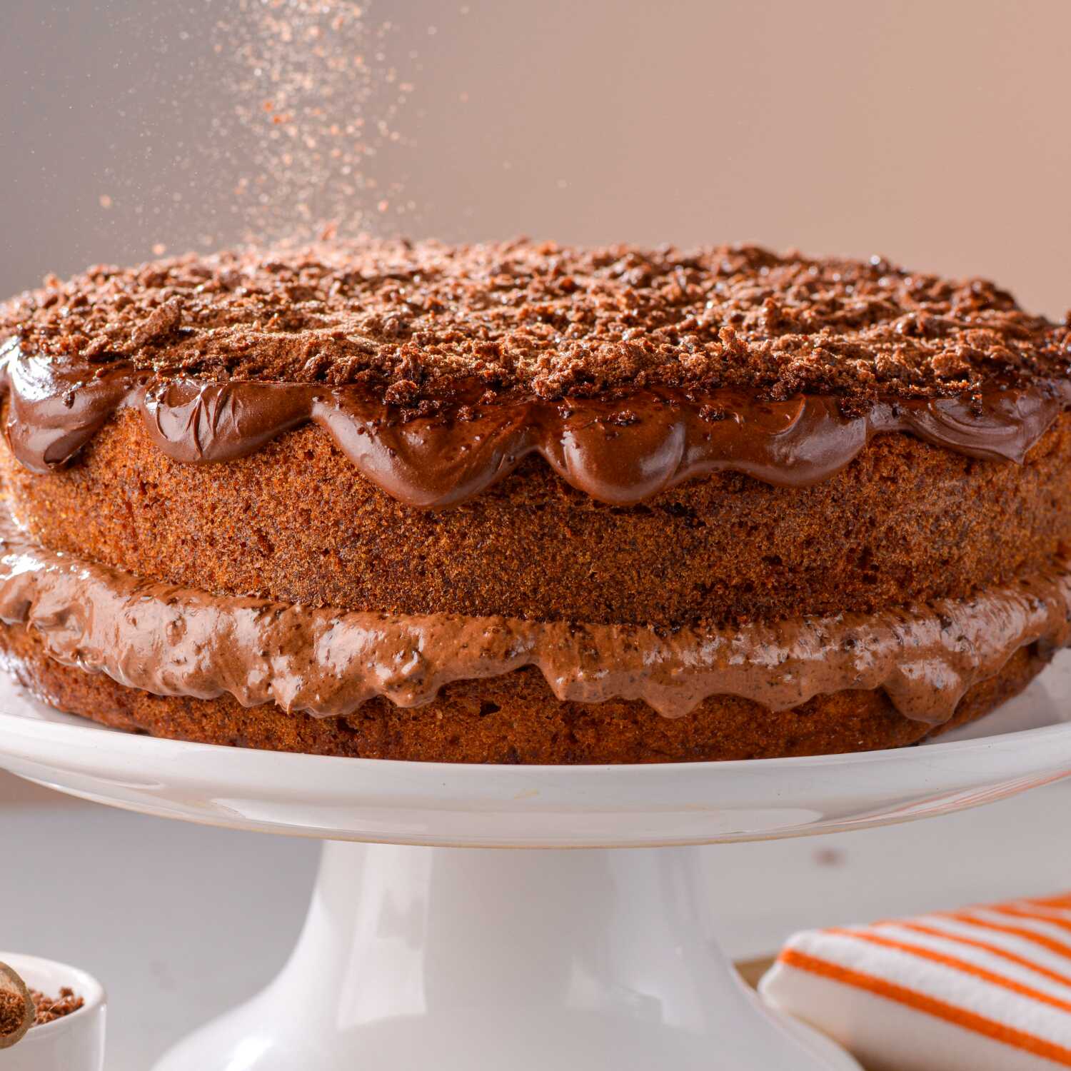 Bolo de Ovomaltine caseiro da Vó, com recheio de Ovomaltine, finalizado com cobertura de ganache de chocolate e polvilhado com Ovomaltine.
Imagem meramente ilustrativa.
Bolo pequeno serve até 8 fatias
Bolo grande serve até 16 fatias