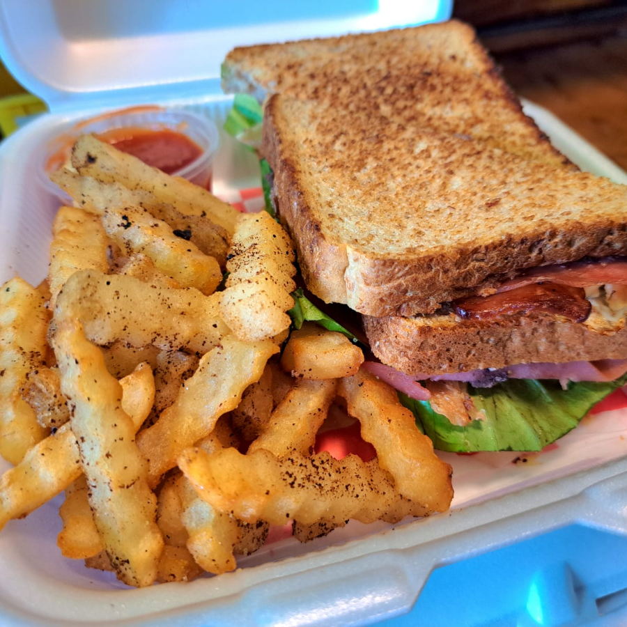 Club Sandwich+ Papas+ Coca 450ml+ Yogurth