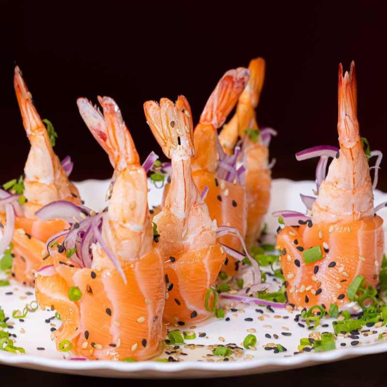 FATIA DE SALMÃO COM RECHEIO DE CAMARÃO E CREAM CHEESE.