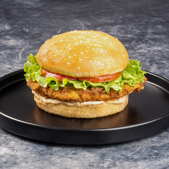 Crocância e frescor em perfeita harmonia. 2 tiras de frango empanado no ponto, com alface crocante, tomate fresquinho e nossa maionese da casa no pão fofinho, com ou sem gergelim.