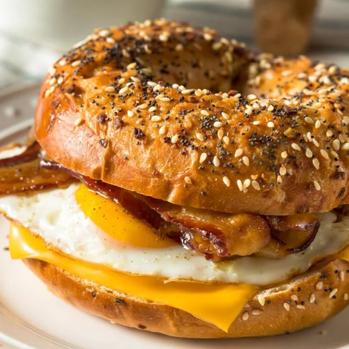 Bagel Estrellado y Tocino