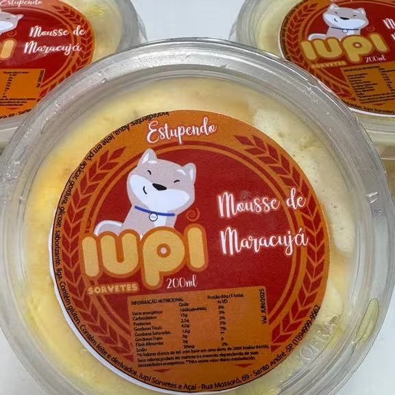 Sorvete de massa sabor mousse de maracujá com cobertura e sementes 200ml