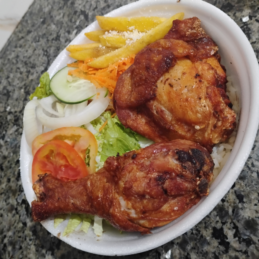 Acompanha feijão, arroz, macarrão,purê de batata, salada e farofa