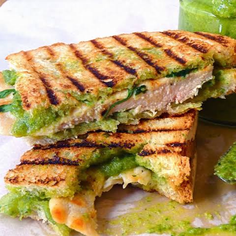 Sándwich de pollo al pesto