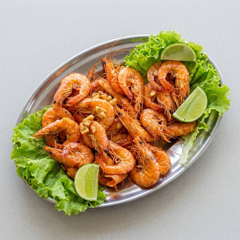 Camarões salteados no alho e óleo, bem temperados, suculentos e cheios de sabor. Acompanha 1 molho à sua escolha.