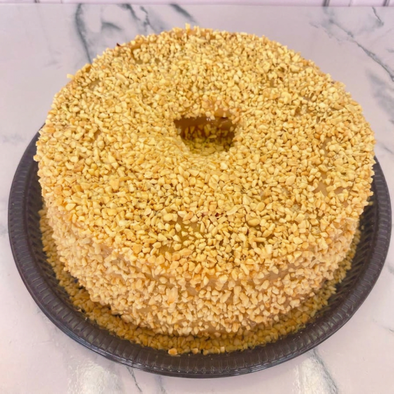 massa branca com cobertura de doce de leite cremoso e amendoim. serve 12 a 15 fatias