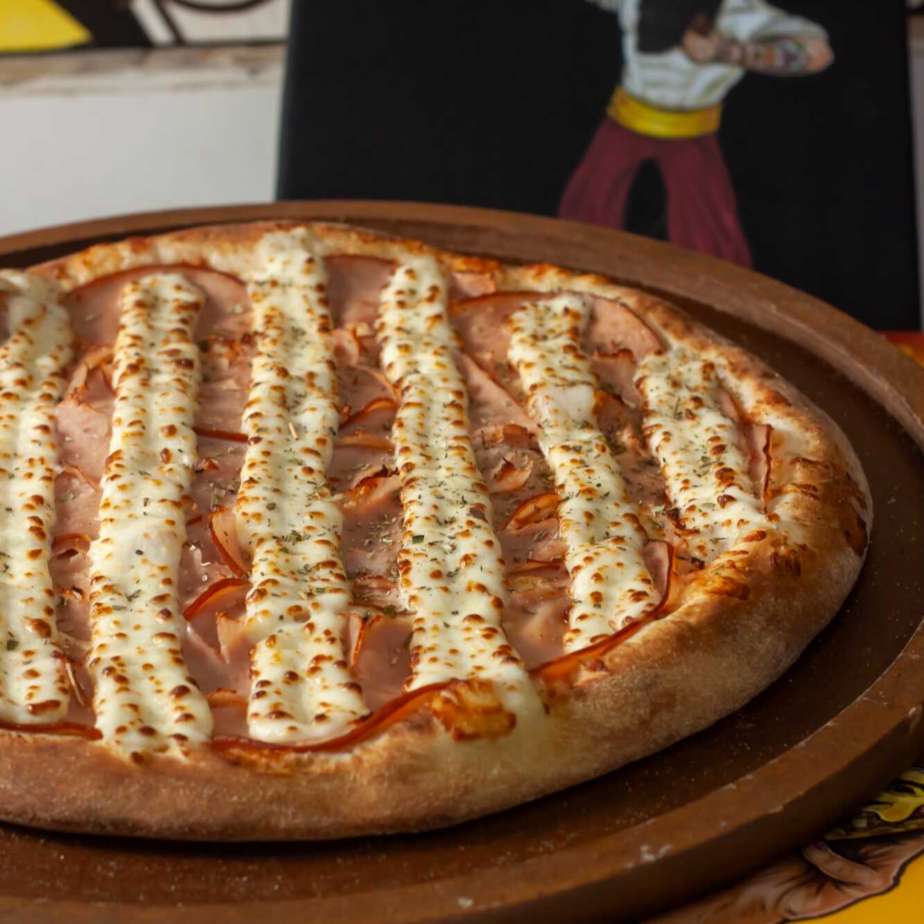 Pizza Lombo Especial (Grande - 8 fatias) Uma combinação irresistível e sofisticada para a sua noite!Ingredientes selecionados:Lombo defumado fatiado de primeira qualidade.Cobertura generosa de Catupiry.
Massa artesanal assada no ponto perfeito: crocante por fora e macia por dentro.
Serve de 2 a 3 pessoas.
(Imagem meramente ilustrativa)